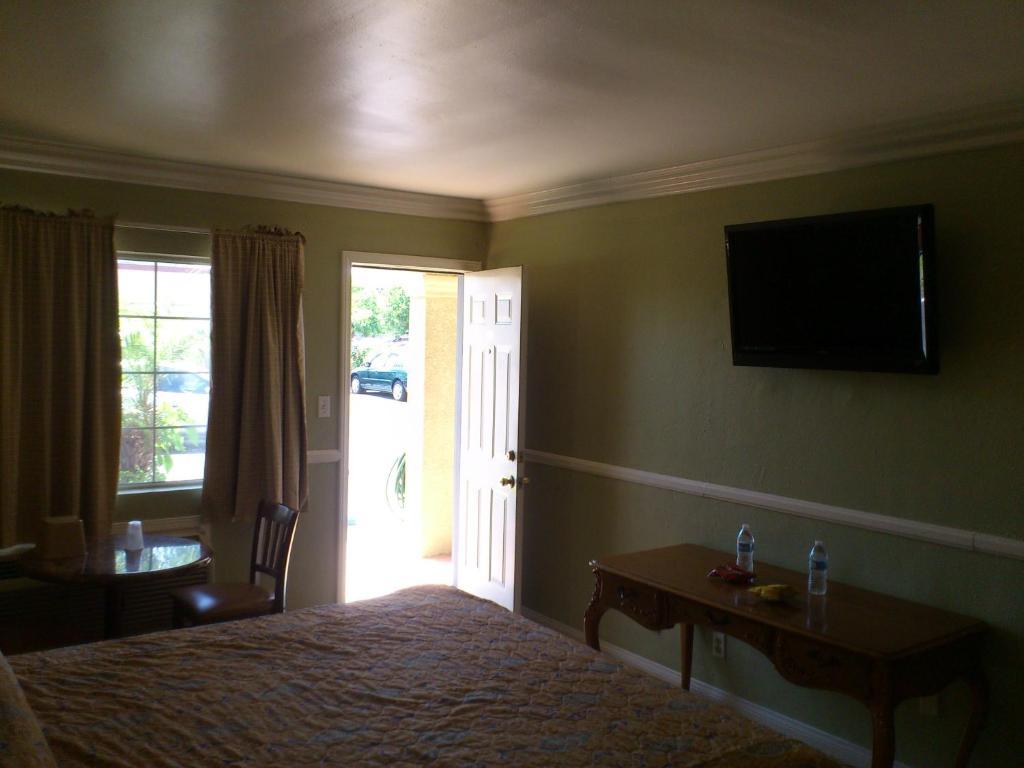 Santa Ana Travel Inn Bilik gambar